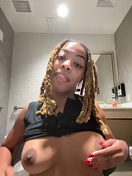 Snapshot of lilmisssunshine_ chatting on October 5, 2025, 2:35 am lilmisssunshine  online show from October 5, 2025, 2:35 am