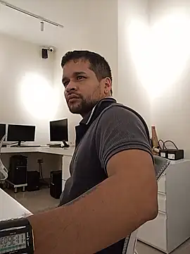 LucasGaeel online show from July 7, 2026, 4:37 am