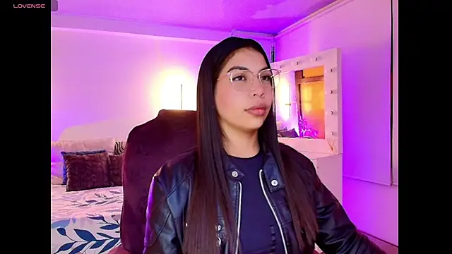 Snapshot of kloe28 chatting on November 12, 2025, 3:43 am kloe28 online show from November 12, 2025, 3:43 am