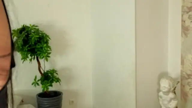 MilaYumi online show from November 28, 2025, 7:41 am