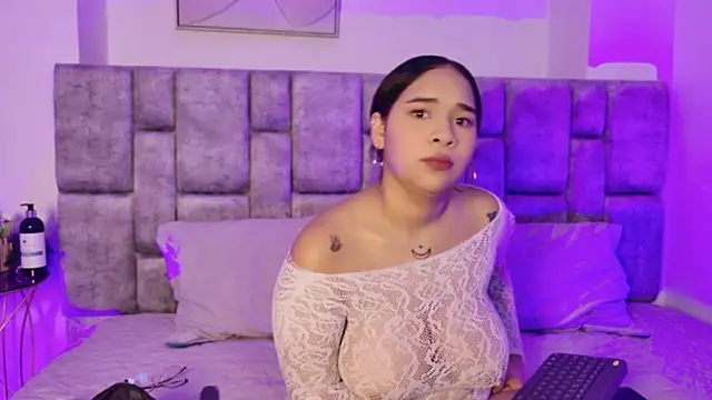 Snapshot of LiaraBloom chatting on October 21, 2025, 12:26 pm LiaraBloom online show from October 21, 2025, 12:26 pm
