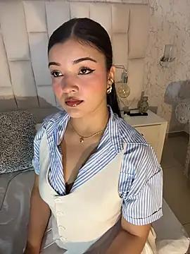 EmmaBlossom online show from April 17, 2026, 7:49 pm