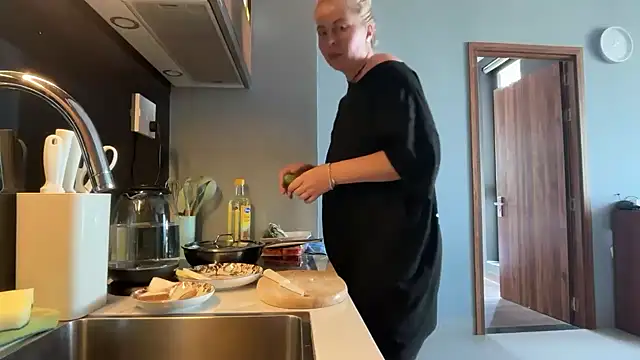 Miravynn online show from February 21, 2026, 5:09 am