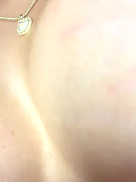 Mia Valmont online show from November 14, 2025, 2:32 pm