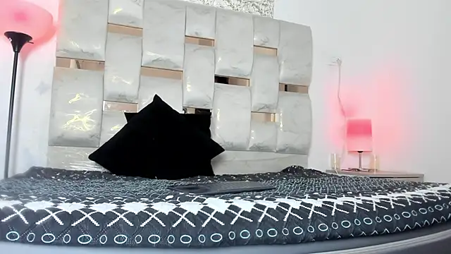 Snapshot of Nyra_18 chatting on November 14, 2025, 8:18 am Nyra 18 online show from November 14, 2025, 8:18 am