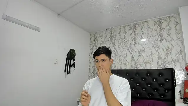 Snapshot of Aaron_Foxxx chatting on November 7, 2025, 1:26 pm Aaron Foxxx online show from November 7, 2025, 1:26 pm