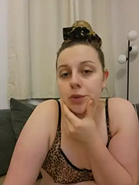 Snapshot of Brutal_brunettexx chatting on August 10, 2026, 2:40 am Brutal brunettexx online show from August 10, 2026, 2:40 am