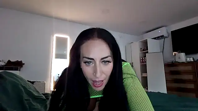 Snapshot of sexyblue_queen chatting on May 18, 2026, 12:33 am sexyblue queen online show from May 18, 2026, 12:33 am