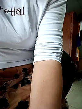 Snapshot of TiffinyLaz chatting on November 4, 2025, 2:48 am TiffinyLaz online show from November 4, 2025, 2:48 am