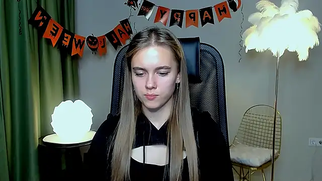 Snapshot of JuneWoods chatting on October 24, 2025, 1:10 pm JuneWoods online show from October 24, 2025, 1:10 pm