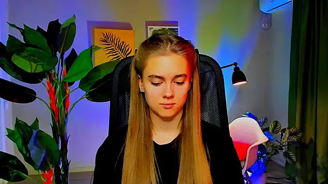 Snapshot of JuneWoods chatting on December 4, 2025, 6:23 am JuneWoods online show from December 4, 2025, 6:23 am