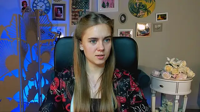 Snapshot of JuneWoods chatting on November 25, 2025, 5:19 am JuneWoods online show from November 25, 2025, 5:19 am