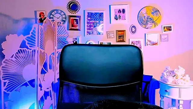 Snapshot of JuneWoods chatting on November 14, 2025, 12:31 pm JuneWoods online show from November 14, 2025, 12:31 pm