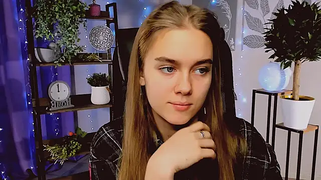 Snapshot of JuneWoods chatting on December 17, 2025, 6:29 am JuneWoods online show from December 17, 2025, 6:29 am