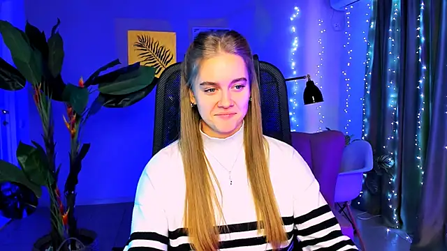 Snapshot of JuneWoods chatting on December 15, 2025, 6:30 am JuneWoods online show from December 15, 2025, 6:30 am