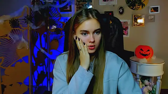 Snapshot of JuneWoods chatting on October 30, 2025, 8:12 am JuneWoods online show from October 30, 2025, 8:12 am