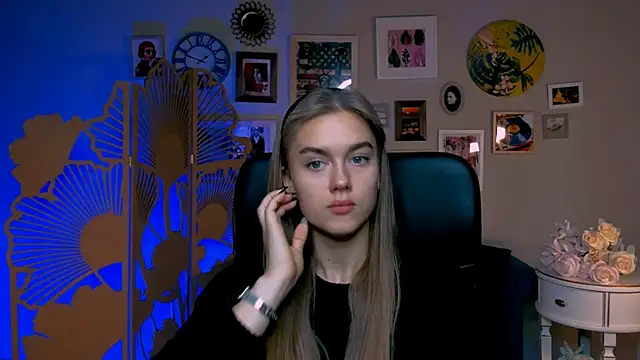 Snapshot of JuneWoods chatting on November 10, 2025, 6:51 am JuneWoods online show from November 10, 2025, 6:51 am