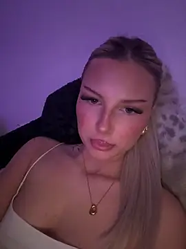 blondeeee online show from April 14, 2026, 4:12 pm