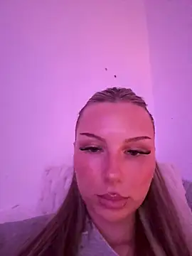 Snapshot of blondeeee chatting on May 14, 2026, 3:31 pm blondeeee online show from May 14, 2026, 3:31 pm