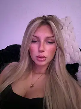 blondeeee online show from April 21, 2026, 4:02 pm