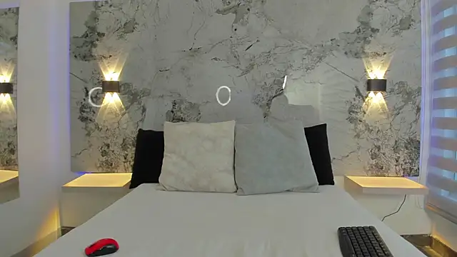 ZOE LE online show from April 9, 2026, 11:49 am