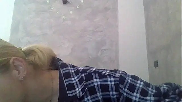 Snapshot of GoldenAngelMilf chatting on April 1, 2026, 1:23 pm GoldenAngelMilf online show from April 1, 2026, 1:23 pm