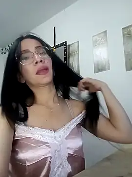 YaraDuartee online show from November 2, 2025, 8:47 pm