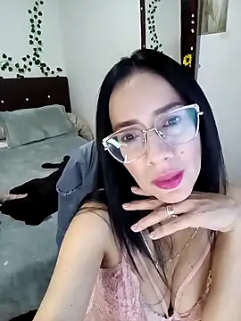 YaraDuartee online show from November 3, 2025, 11:08 pm