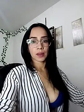 YaraDuartee online show from October 30, 2025, 7:55 pm