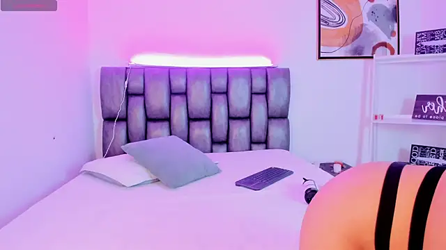 Snapshot of Caroline_Millerr chatting on December 1, 2025, 7:48 pm Caroline Millerr online show from December 1, 2025, 7:48 pm