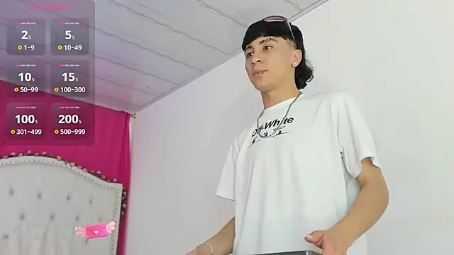 Snapshot of XaanderGrey chatting on November 18, 2025, 7:50 pm XaanderGrey online show from November 18, 2025, 7:50 pm