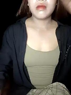 ly-xinh01 online show from October 6, 2025, 1:56 pm