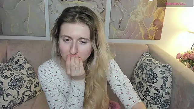 Snapshot of CamillaDreamer chatting on May 16, 2026, 12:31 am CamillaDreamer online show from May 16, 2026, 12:31 am