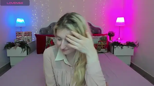 Snapshot of CamillaDreamer chatting on December 5, 2025, 8:17 pm CamillaDreamer online show from December 5, 2025, 8:17 pm