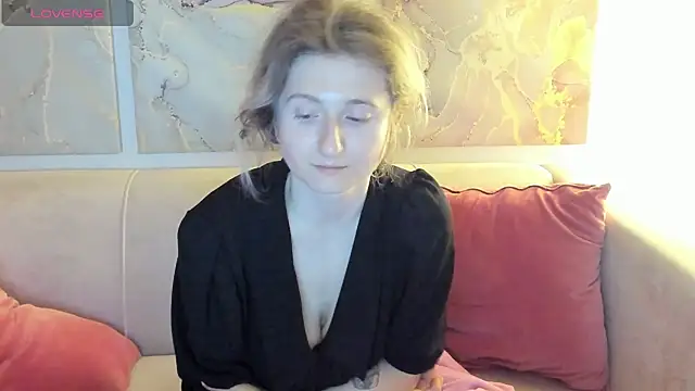 Snapshot of CamillaDreamer chatting on May 4, 2026, 12:47 am CamillaDreamer online show from May 4, 2026, 12:47 am