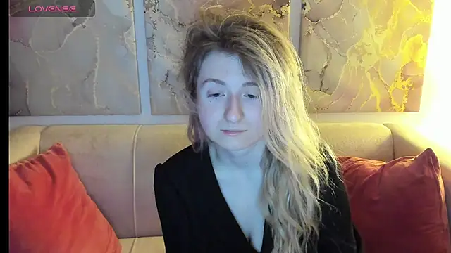 Snapshot of CamillaDreamer chatting on April 20, 2026, 10:22 pm CamillaDreamer online show from April 20, 2026, 10:22 pm