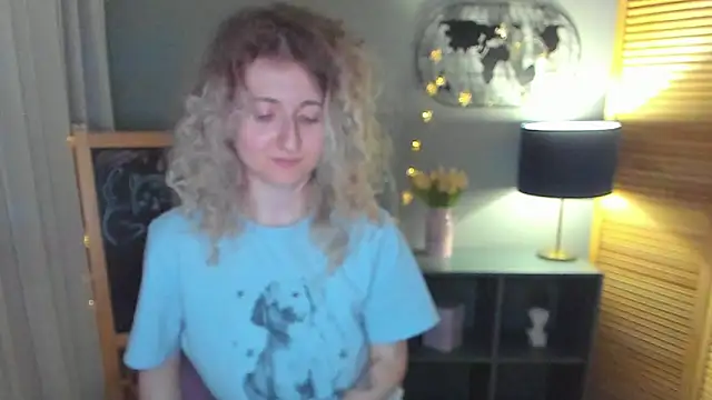 Snapshot of CamillaDreamer chatting on May 9, 2026, 4:27 am CamillaDreamer online show from May 9, 2026, 4:27 am