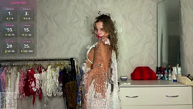 Snapshot of LindyEckland chatting on November 4, 2025, 12:20 pm LindyEckland online show from November 4, 2025, 12:20 pm