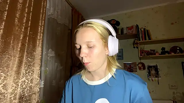 Snapshot of xX_Looola_Xx chatting on October 3, 2025, 4:08 pm xX Looola Xx online show from October 3, 2025, 4:08 pm