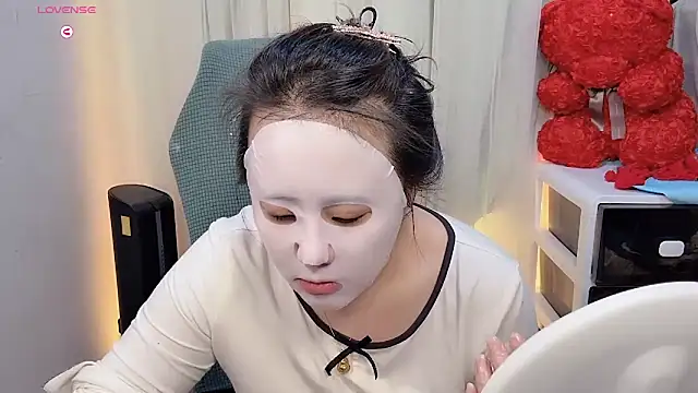 Snapshot of NEWONETO chatting on November 24, 2025, 1:55 pm NEWONETO online show from November 24, 2025, 1:55 pm