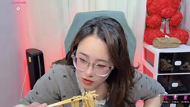 Snapshot of NEWONETO chatting on November 13, 2025, 3:38 pm NEWONETO online show from November 13, 2025, 3:38 pm