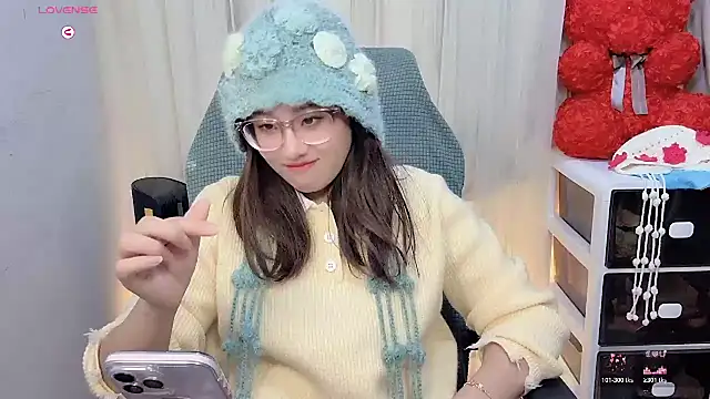 Snapshot of NEWONETO chatting on November 19, 2025, 11:43 am NEWONETO online show from November 19, 2025, 11:43 am