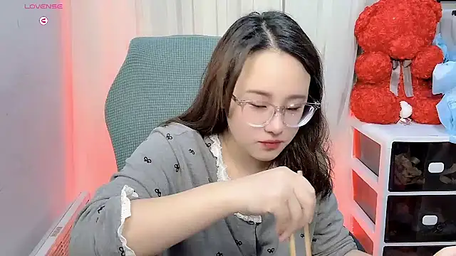 Snapshot of NEWONETO chatting on November 11, 2025, 1:28 pm NEWONETO online show from November 11, 2025, 1:28 pm