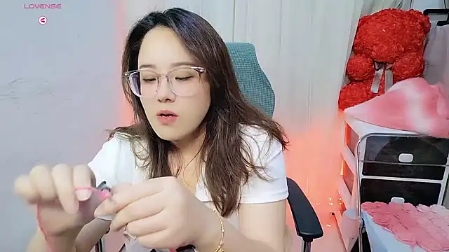 Snapshot of NEWONETO chatting on November 6, 2025, 1:15 pm NEWONETO online show from November 6, 2025, 1:15 pm