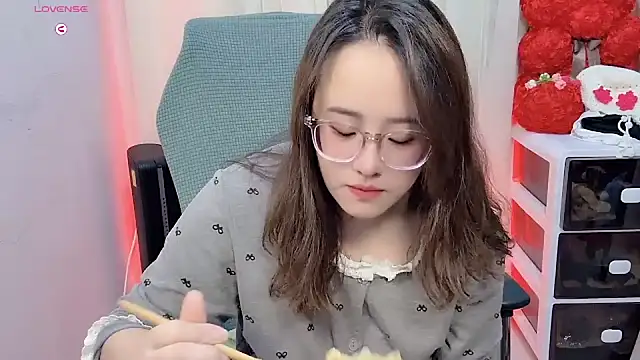 Snapshot of NEWONETO chatting on November 17, 2025, 6:12 pm NEWONETO online show from November 17, 2025, 6:12 pm