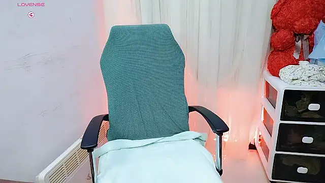 Snapshot of NEWONETO chatting on October 29, 2025, 9:08 am NEWONETO online show from October 29, 2025, 9:08 am