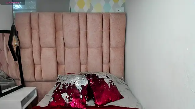 Issa Milf   online show from April 18, 2026, 1:24 pm