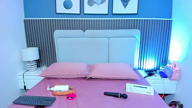 liz  cute online show from December 3, 2025, 11:53 am