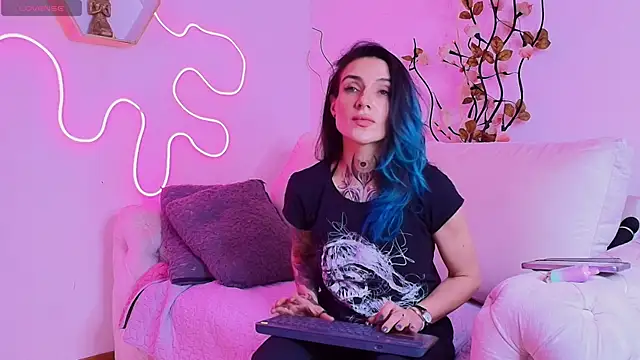 Snapshot of leblanc_eva chatting on October 7, 2025, 5:03 pm leblanc eva online show from October 7, 2025, 5:03 pm