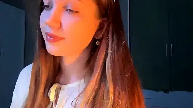 Snapshot of EmiIyKitty chatting on October 6, 2025, 7:58 pm EmiIyKitty online show from October 6, 2025, 7:58 pm